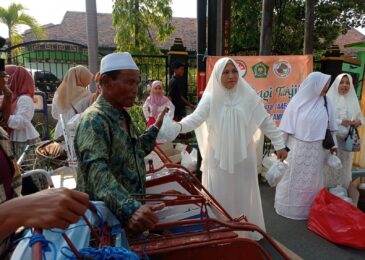 DWP Kemenag Sampang Bagikan Ratusan Paket Takjil