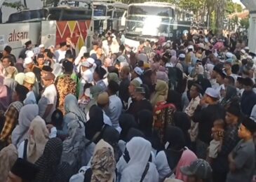 Ribuan Masyarakat Sampang Hantar Keberangkatan Jamaah Haji Menuju Asrama Haji Surabaya