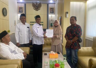KaKan Kemenag Sampang Bimbing Pemudi Asal Surabaya Masuk Islam