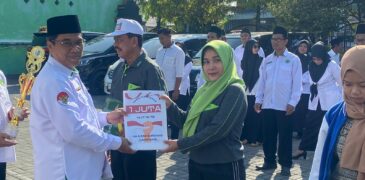 Gelar Apel Apresiasi, KaKan Kemenag Sampang Berikan Penghargaan Pada  Para Juara